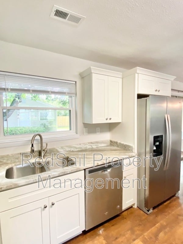 Building Photo - 504 Beech Dr