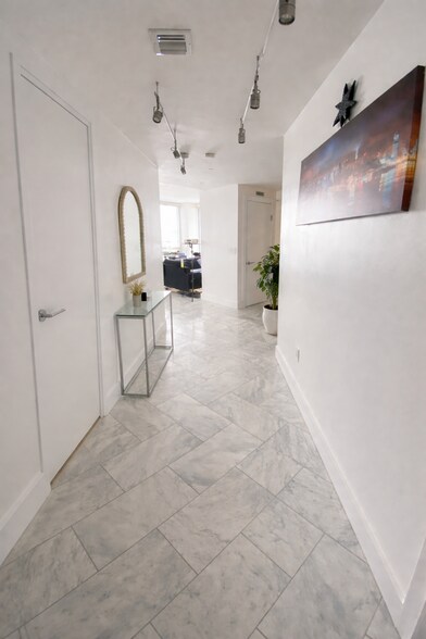 Building Photo - 1060 Brickell Ave