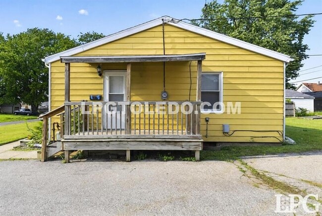 Building Photo - 1525 Akron St