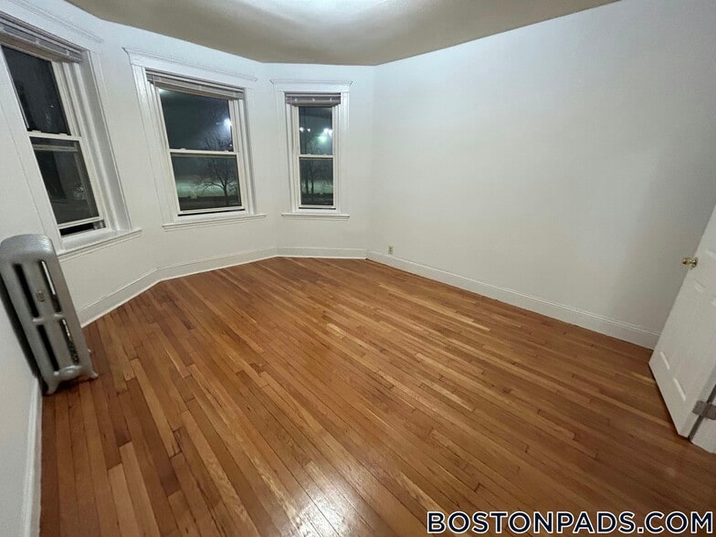 Building Photo - 143 Park Dr