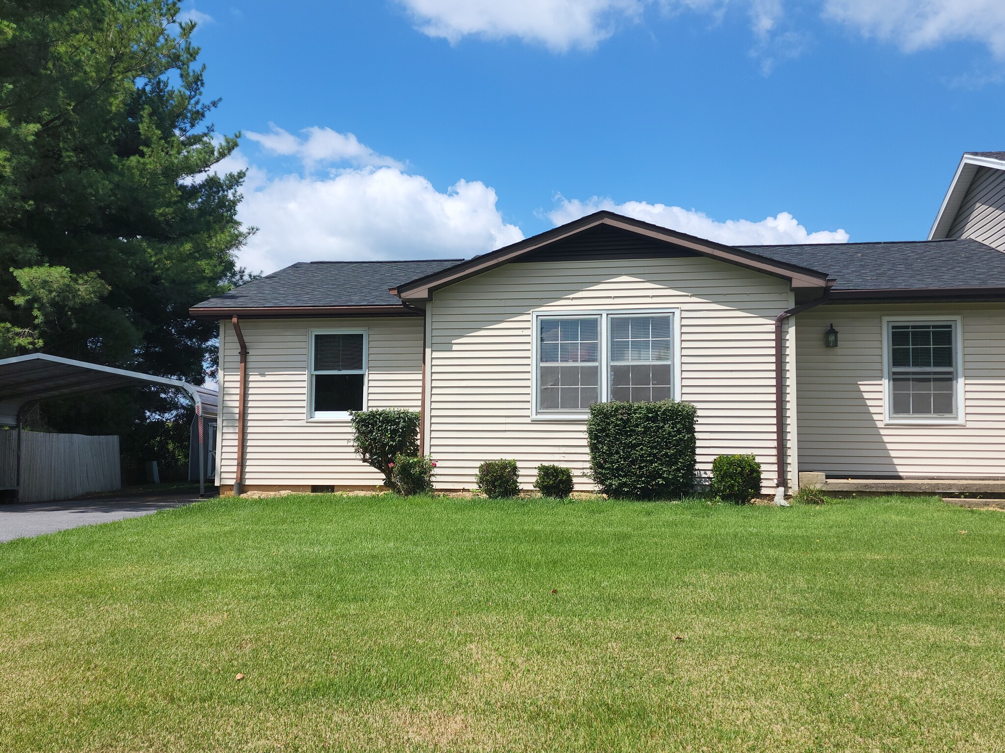 Building Photo - 6067 W Donnagail Dr