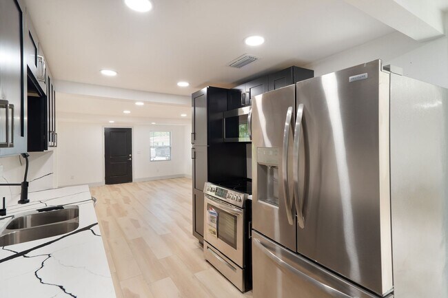 Building Photo - MOVE-IN READY 3BR/2BA Home - Special offer!
