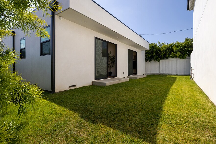 Building Photo - 2370 Kelton Ave