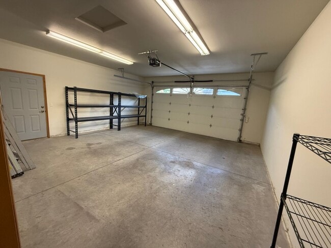 Building Photo - Spacious 3 Bed/3.5 Bath Home with Two Prim...