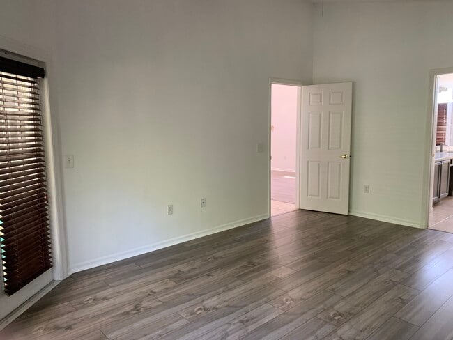 Building Photo - 231 Shady Oak Loop