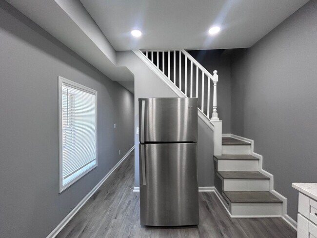 Building Photo - Baltimore - 2 + Den Bedrooms and 1.5 baths Available!