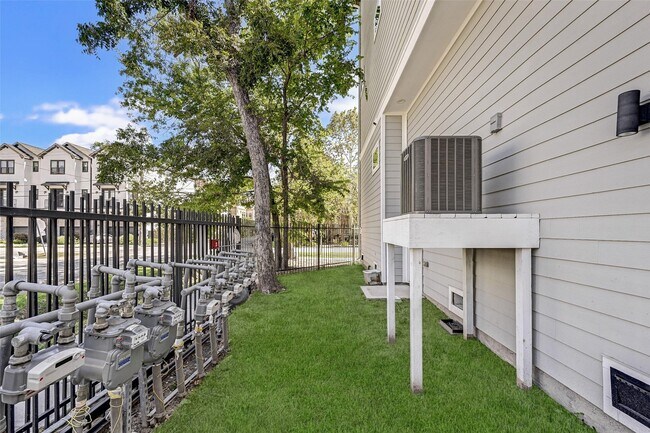 Building Photo - 1302 W 24th St