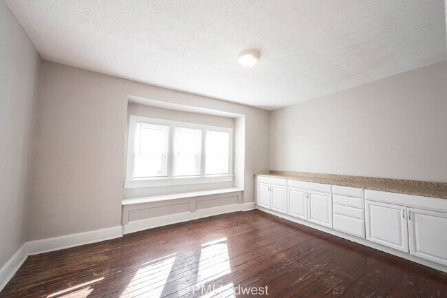 Building Photo - 323 W 40th St