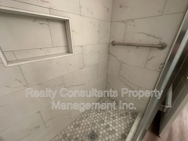 Building Photo - 800 Folly Ct