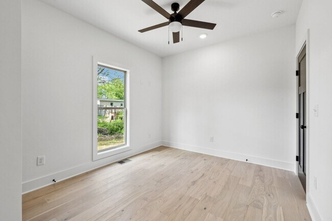 Building Photo - 827 Oconnor St