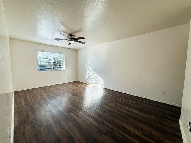 Building Photo - "Spacious 4-Bedroom Townhouse in Prime Phoenix Location – Quiet and Move-in ready!"