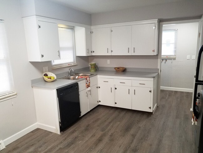 Building Photo - 3 Bed - 1.5 Bath Ranch for Rent in Richmond Heights!