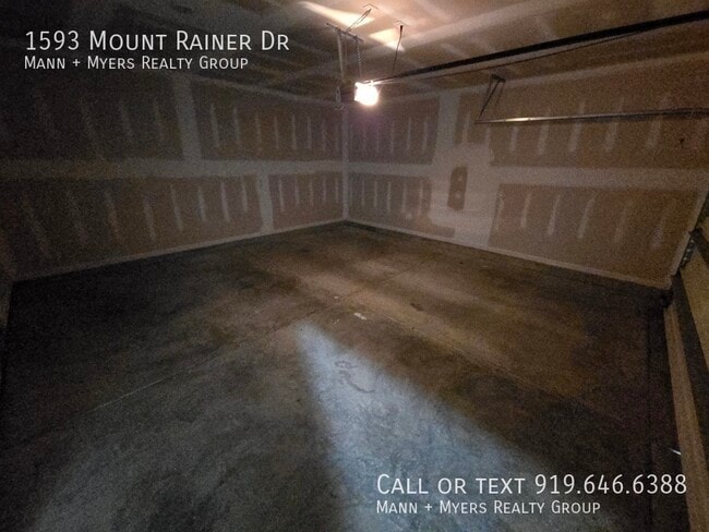 Building Photo - 1593 Mount Rainer Dr