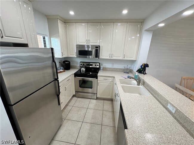 Building Photo - 801 River Point Dr