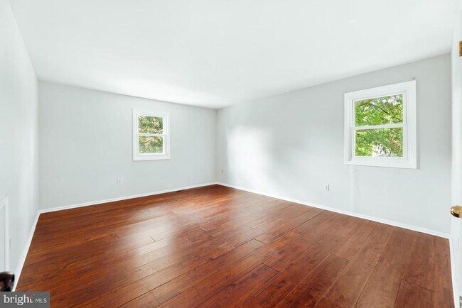 Building Photo - 2023 Country Club Dr