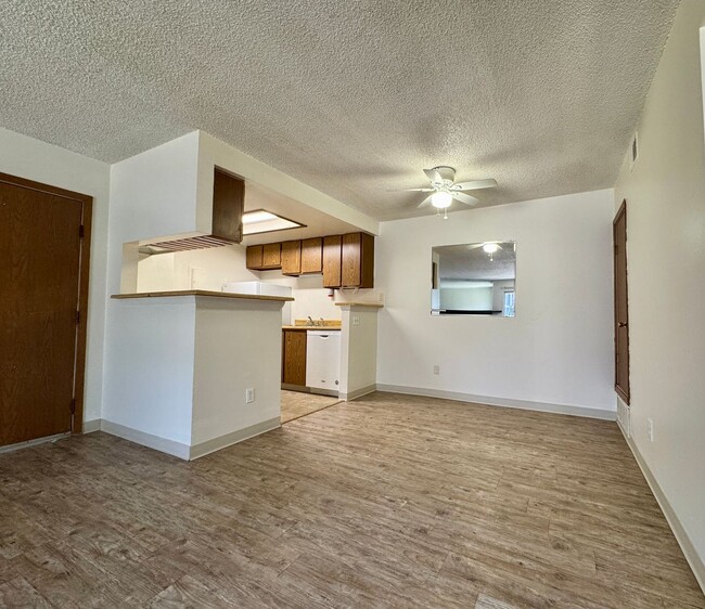 Building Photo - 1 Bed 1 Bath Aurora Condo Located Near Che...