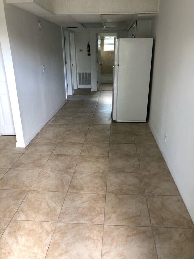 Building Photo - 909 E Lotus Ave