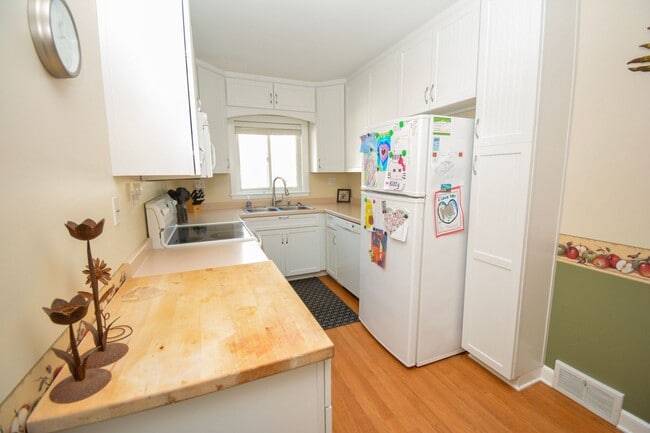 Building Photo - Bright & beautiful home at the end of a quiet cul de sac