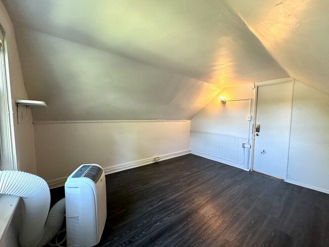 Building Photo - 5 bed/2 bath Mins. from UC Campus for Only...