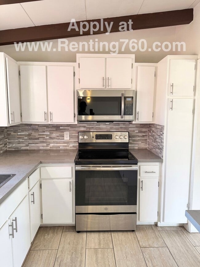 Building Photo - Updated 4 Bed 2 Bath Home!