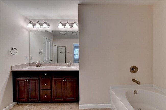 Building Photo - 2152 Greencrest Cir