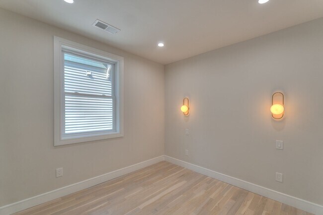 Building Photo - 123 Winchester Ave