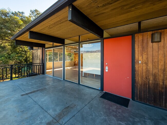 Building Photo - 1404 Oak Grove Dr