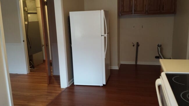Building Photo - Very nice 3 bedroom house available for re...