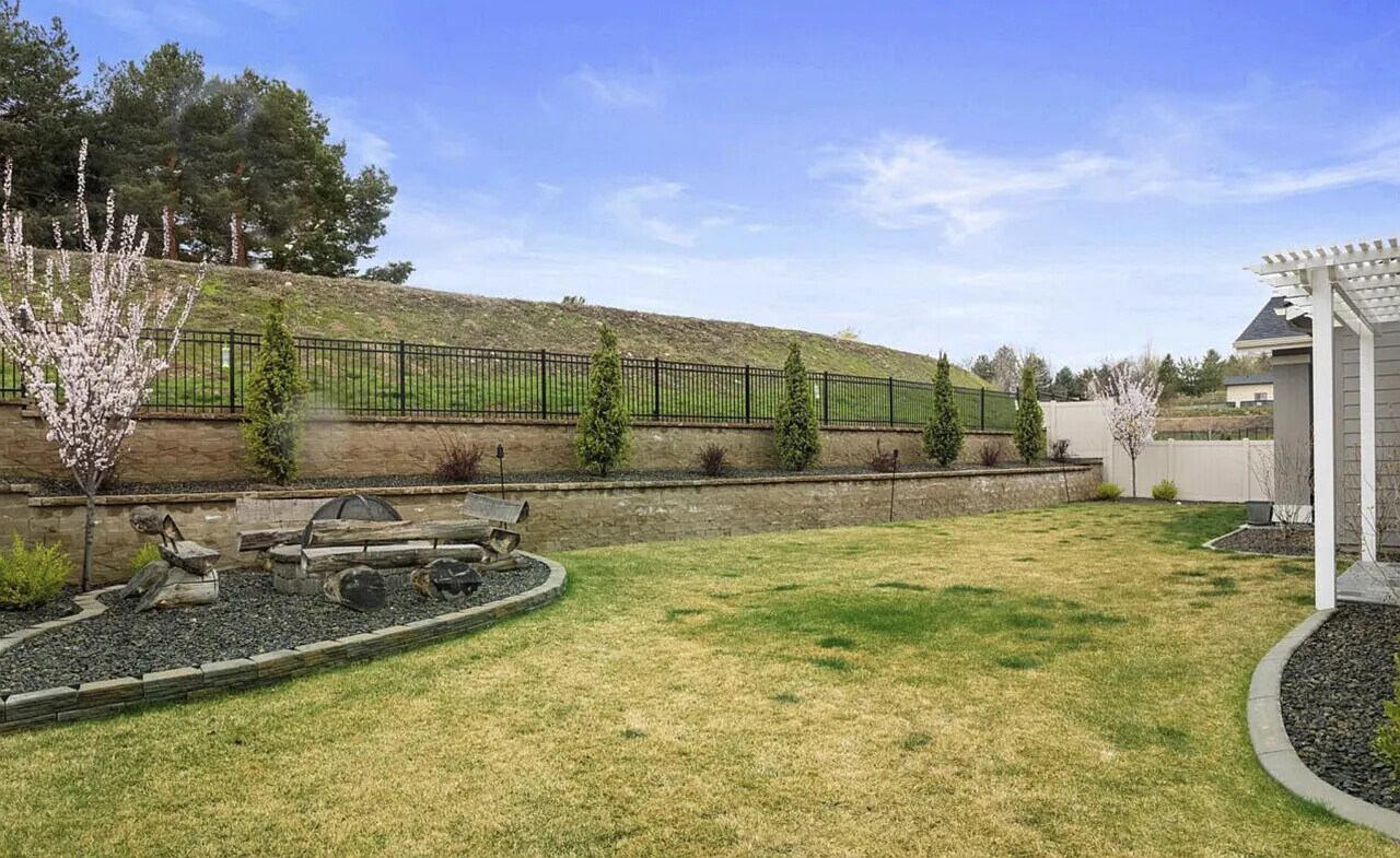 Building Photo - 1421 W Whitehall Dr