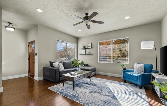 Building Photo - The perfect 2 bed/2bath with office patio home in the beautiful Hazelwood community just off Lake...