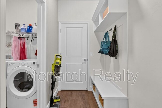 Building Photo - 1075 SW 66th Ter
