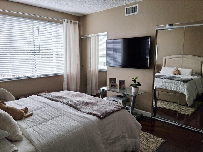 Building Photo - 7827 Sanibel Dr