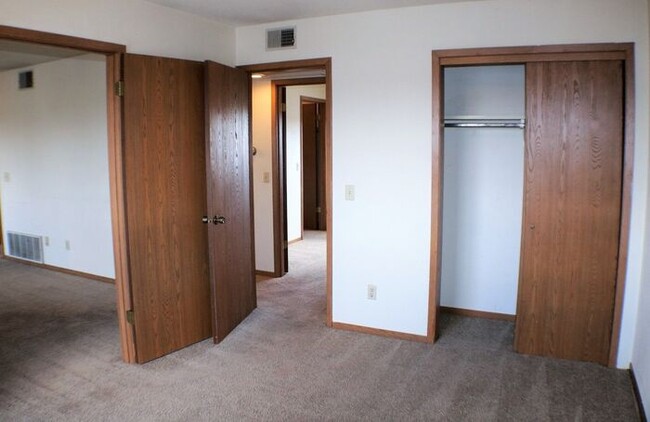 Building Photo - $900 | 2 Bedroom, 1 Bathroom Condo | Cat F...