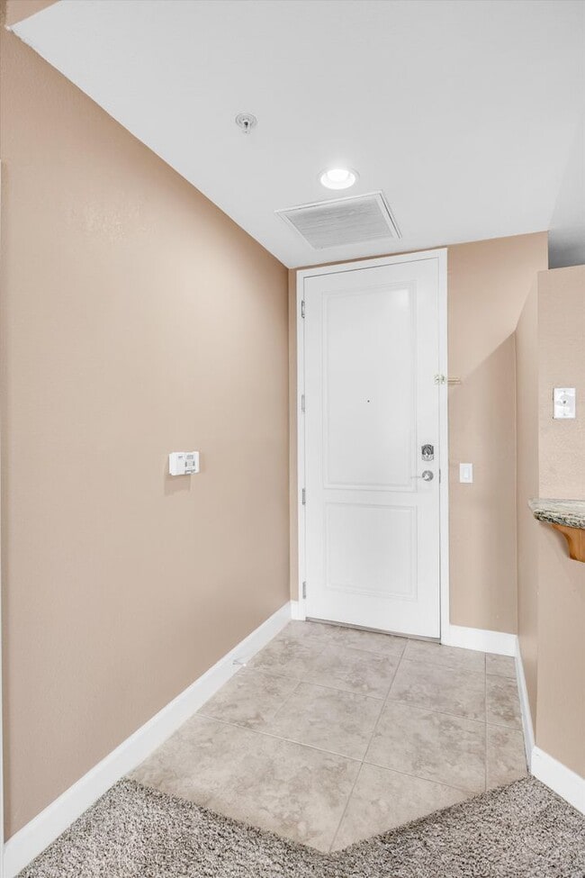 Building Photo - Sought after Park Avenue Condominiums/Top Floor Three Bedroom