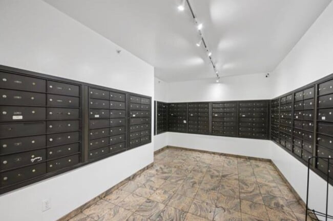 Building Photo - 10 Huron Ave