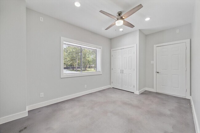Building Photo - 1425 Oak Hollow Dr
