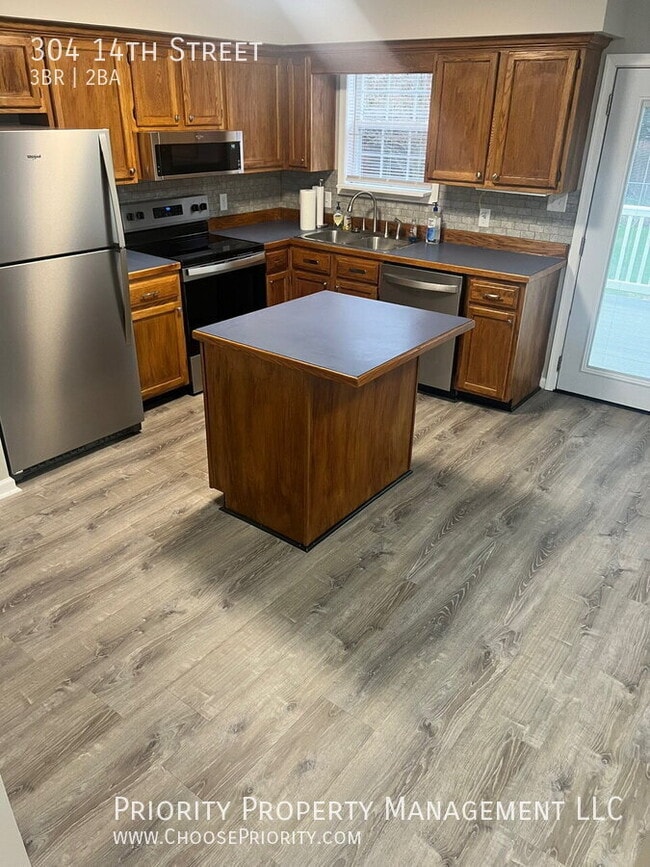 Building Photo - 304 14th St