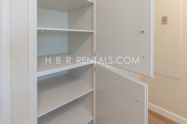 Building Photo - Stylishly Updated Home with Modern Kitchen and Fresh Flooring in Manteca