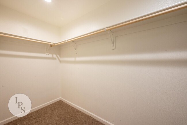 Building Photo - Fresno SouthEast Home, Gated Community, Clovis Unified School District, 3BR/2.5BA - Lots of Ameni...