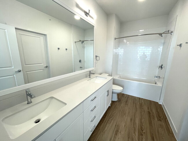 Building Photo - 1101 Abbeyglen Castle Dr