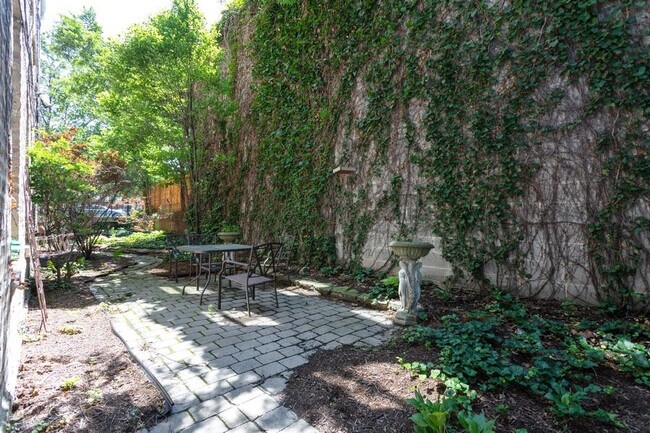 Building Photo - 1530 N Throop St