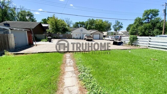 Building Photo - Spacious 5-Bedroom Home – Pet-Friendly and...