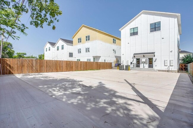 Building Photo - 2333 Benbrook Blvd