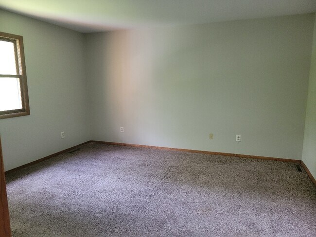 Building Photo - 585 Friendship Dr