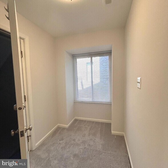 Building Photo - 1705 Mountainview Dr