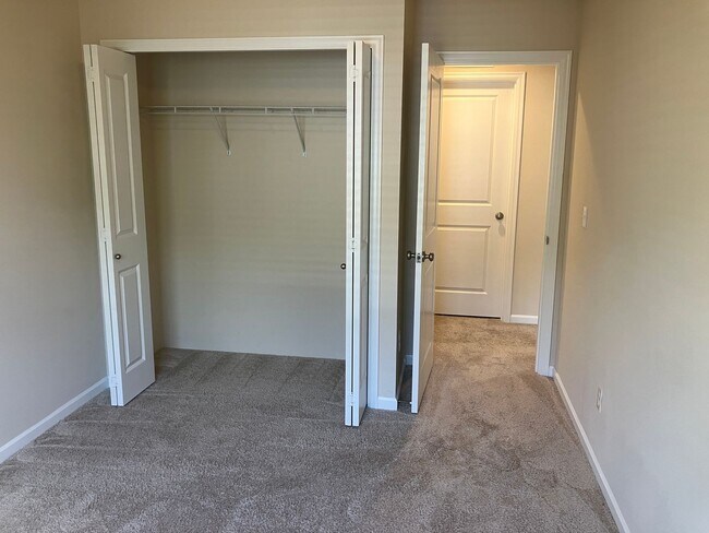 Building Photo - Three Bedroom Townhouse in South Salem