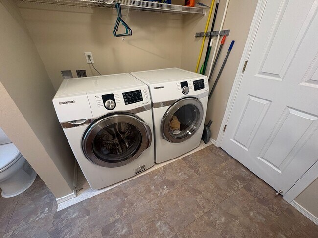 Building Photo - Bright, Spacious Townhome with Stylish Upgrades in Pinehurst/Roosevelt