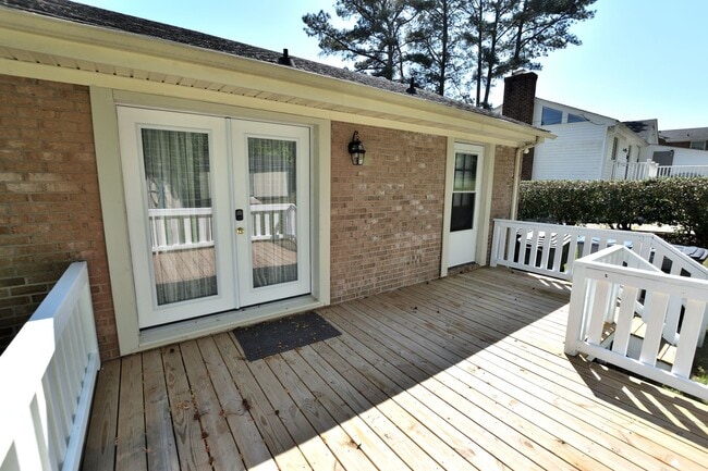 Building Photo - 1640 Bridgedale Dr