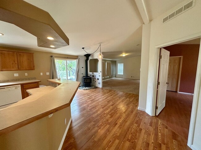 Building Photo - 3 Bedroom 2 Bath nestled in Grass Valley