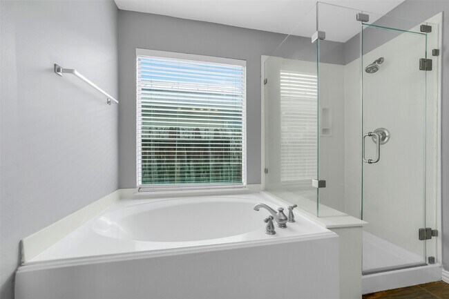 Building Photo - 2214 Shady Pine Dr